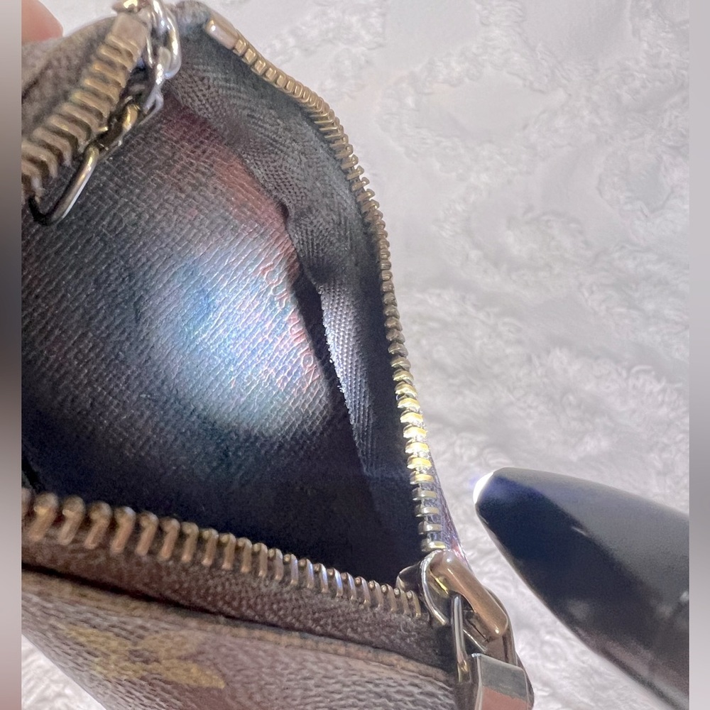 LOUIS VUITTON • MONOGRAM • KEY CLES POUCH - Picture 5 of 8